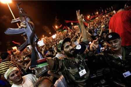 با ورود انقلابيون به طرابلس، قذافي از طرفداران خود خواست راهپيمايي ميليوني برگزار کنند!