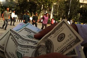 دست‌های پنهان، بازیگردان نمایش ارز‌ی