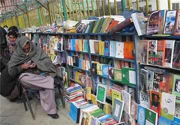 بازار گرم فروش کتاب در کنار خیابان‌های پایتخت افغانستان