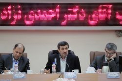 احمدي نژاد: هیچ كس در ایران نمی‌تواند برای ملت تصمیم‌گیری كند